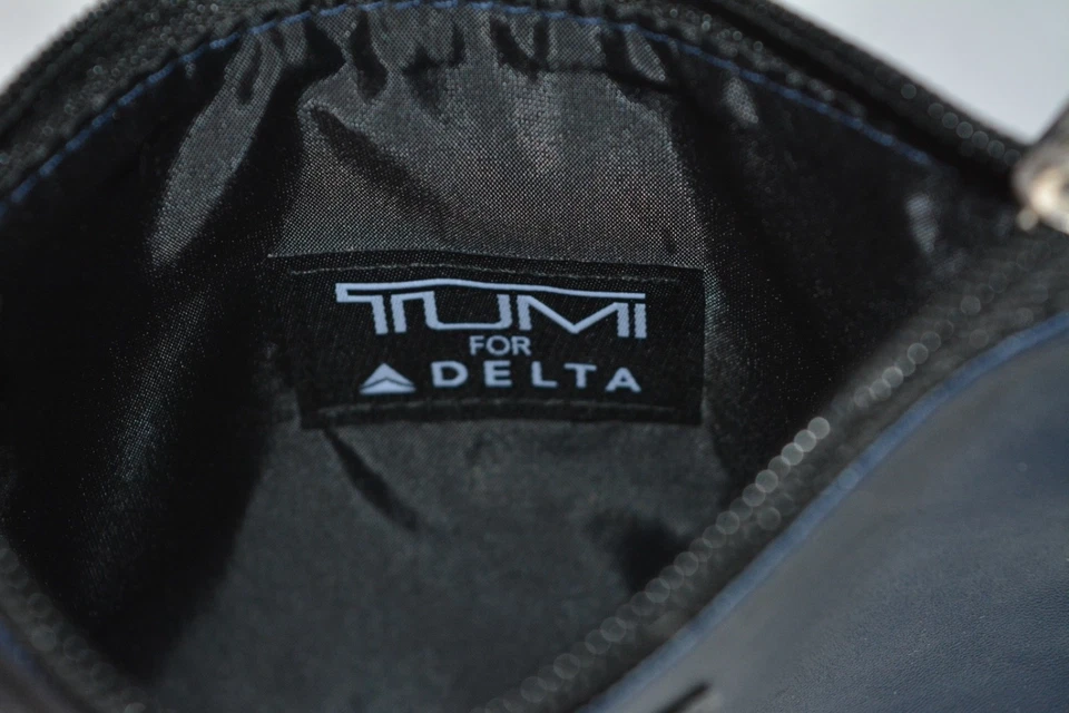 Bolsa de viaje unisex Tumi para Delta con cremallera azul marino forrada negra maquillaje usada en excelente estado Foto 4 de 4