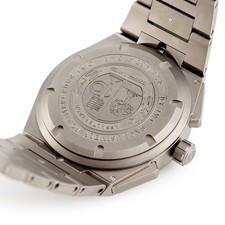 IWC Ingenieur Chronograph AMG IW372504 Titanium Small Second Tachymeter me 2