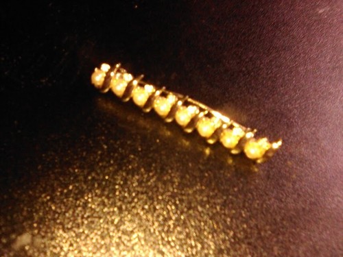 Modeschmuck Konvolut, 2 Armbänder, 1 Ring, 2 Pins. Pins sind Vintage. - Bild 20 von 21
