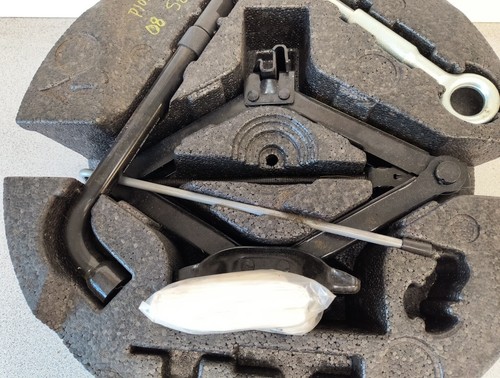 07 08 09 10 11 12 13 14 15 16 VOLVO S80 JACK ASSEMBLY WITH TOOLS AND TRAY OEM - Picture 2 of 11