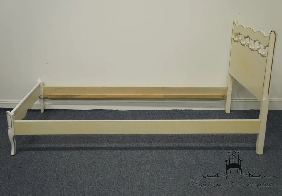 THOMASVILLE FURNITURE Cama de Solteiro Provincial Francesa Pintada em Creme/Branco - Imagem 4 de 4