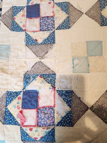 Trapunta coperta vintage patchwork a brandelli rosso blu cotone 74 x 86” fatta a mano - Foto 6 di 17