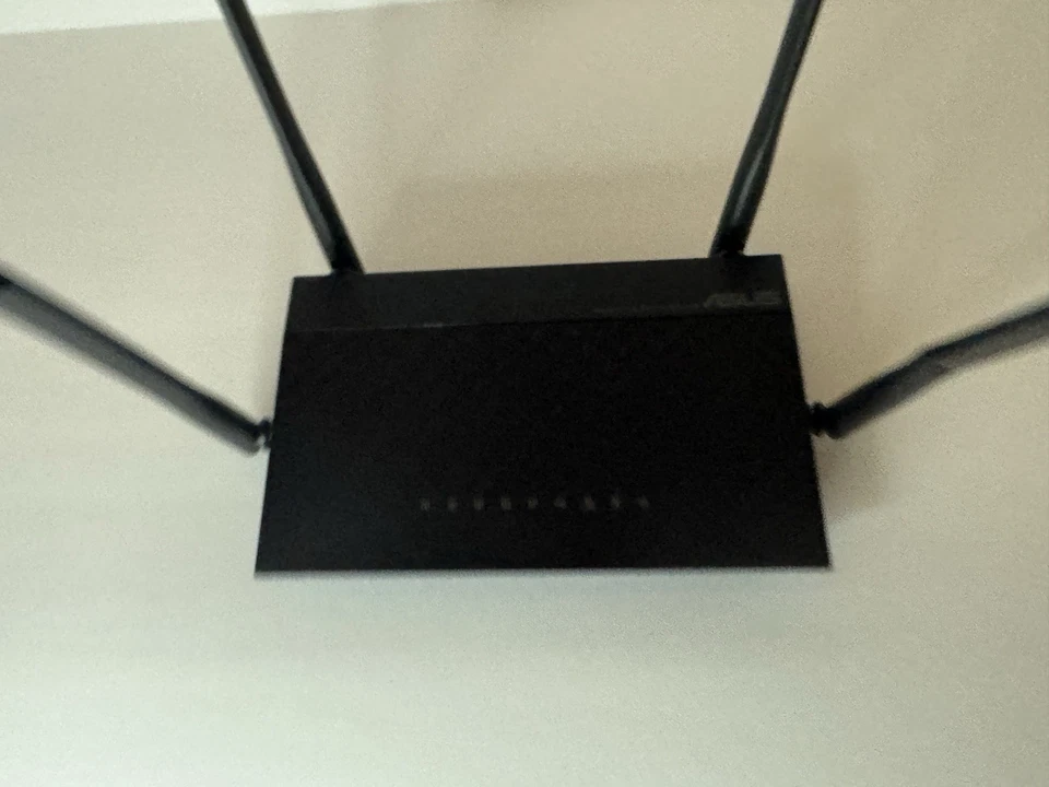 Router inalámbrico de doble banda ASUS RT-AC1200 Foto 2 de 4