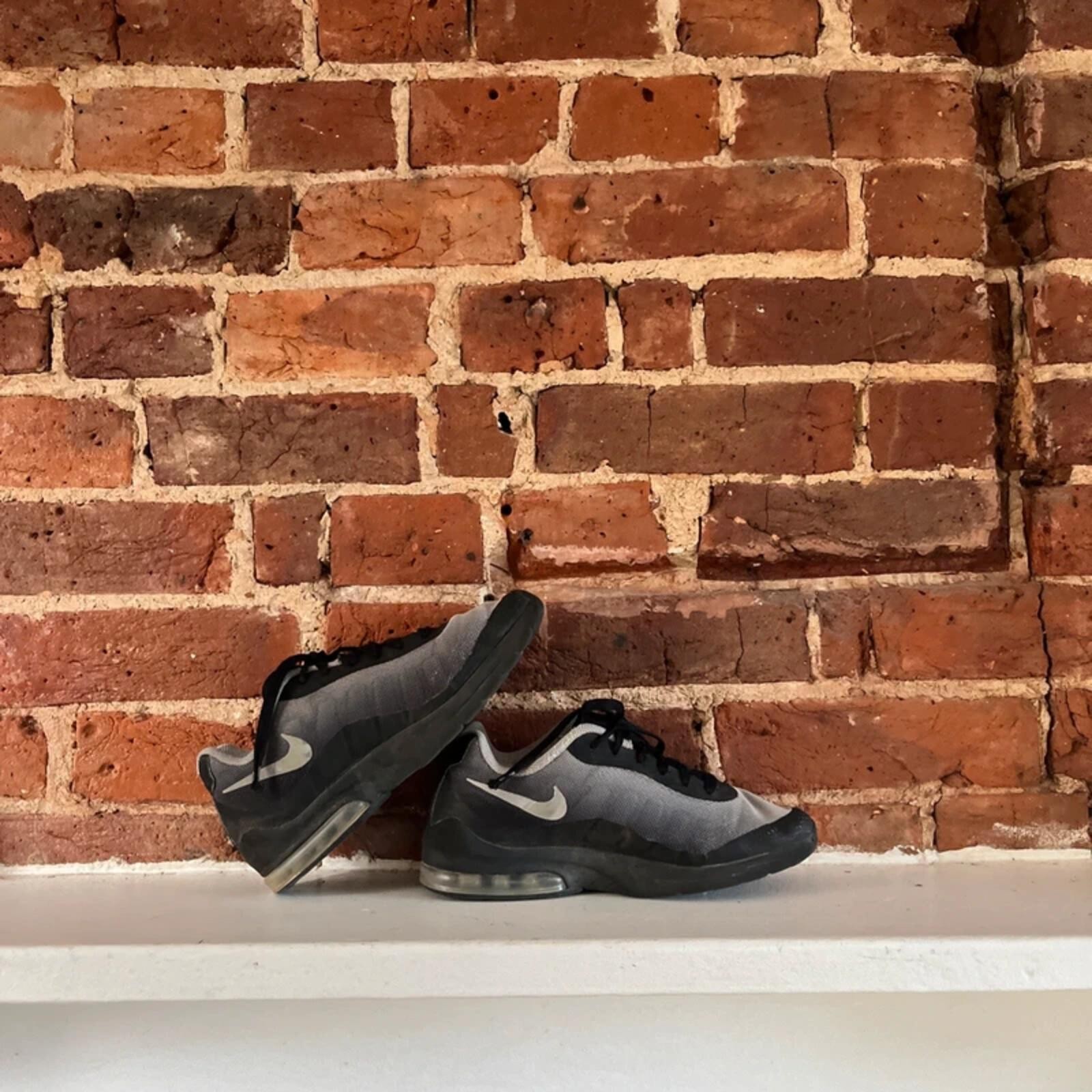 Nike Air Max Invigor Women’s Grey/Black Trainers | UK Size 5 image 5