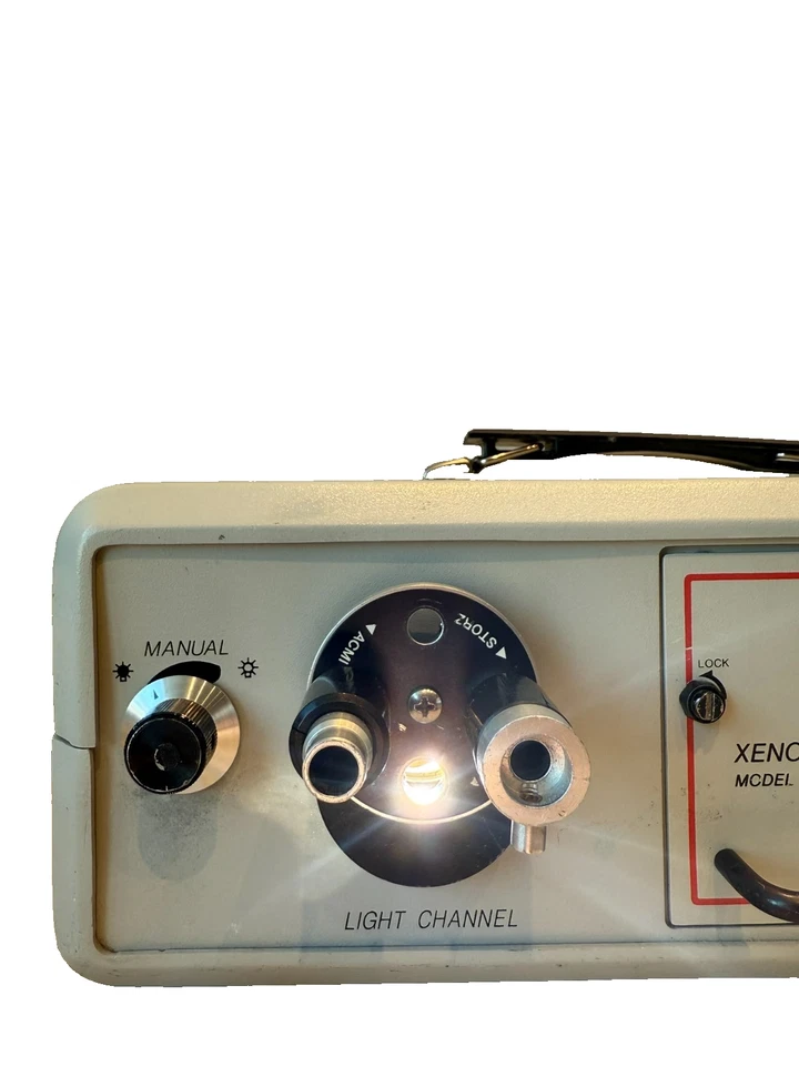 Fuente de luz Luxtec Xenon Series 9000 Modelo 9300 con cable de luz Integra 0023009 Foto 4 de 4