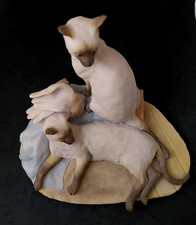 Fabulous figurine of a 2 Siamese Cats by Aynsley Mastercraft  c1982 Hand Painted