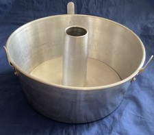 Vintage COMET, USA Footed Aluminum Angel Food Tube 2-piece Cake Pan 10" x 4.5"