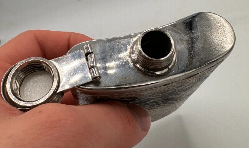 Frasco de piel de serpiente sintética no para consumo de alcohol 5 oz acero inoxidable grisáceo Halloween Foto 3 de 4