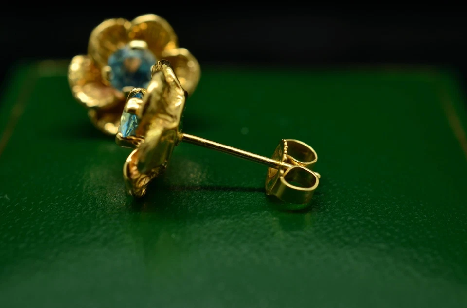 Aretes de topacio azul con montura de flores de oro amarillo de 14K Foto 3 de 4