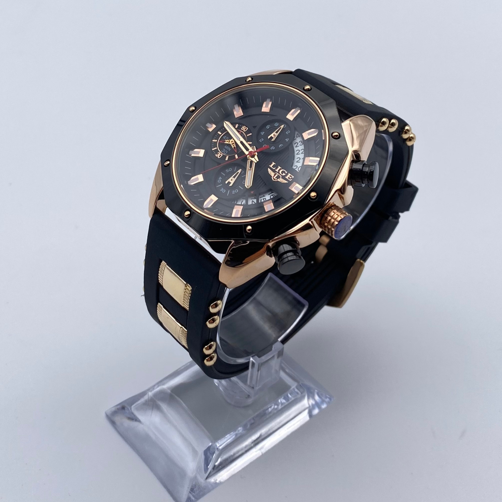 Montre chronographe à quartz de 46 mm avec son grand cadran noir et boîtier robuste en bronze