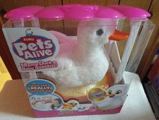  12348 NRFB Zuru Pets Alive Mama Duck  Baby Surprise