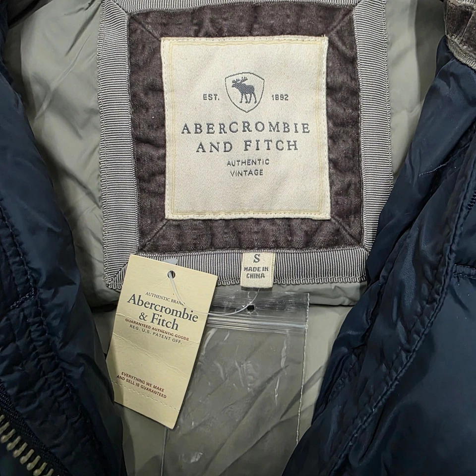 NUEVO CON ETIQUETAS DE COLECCIÓN Y2K Abercrombie & Fitch Chaleco acolchado con capucha ribete de piel azul marino talla S para mujer Foto 3 de 4