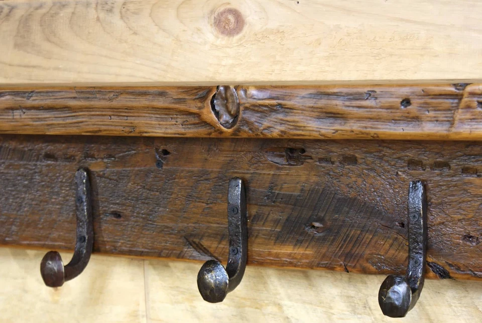 回收 36 英寸复古白色松木大衣架带 6 个铁路钉钩和架子 — 第 3/4 张图片