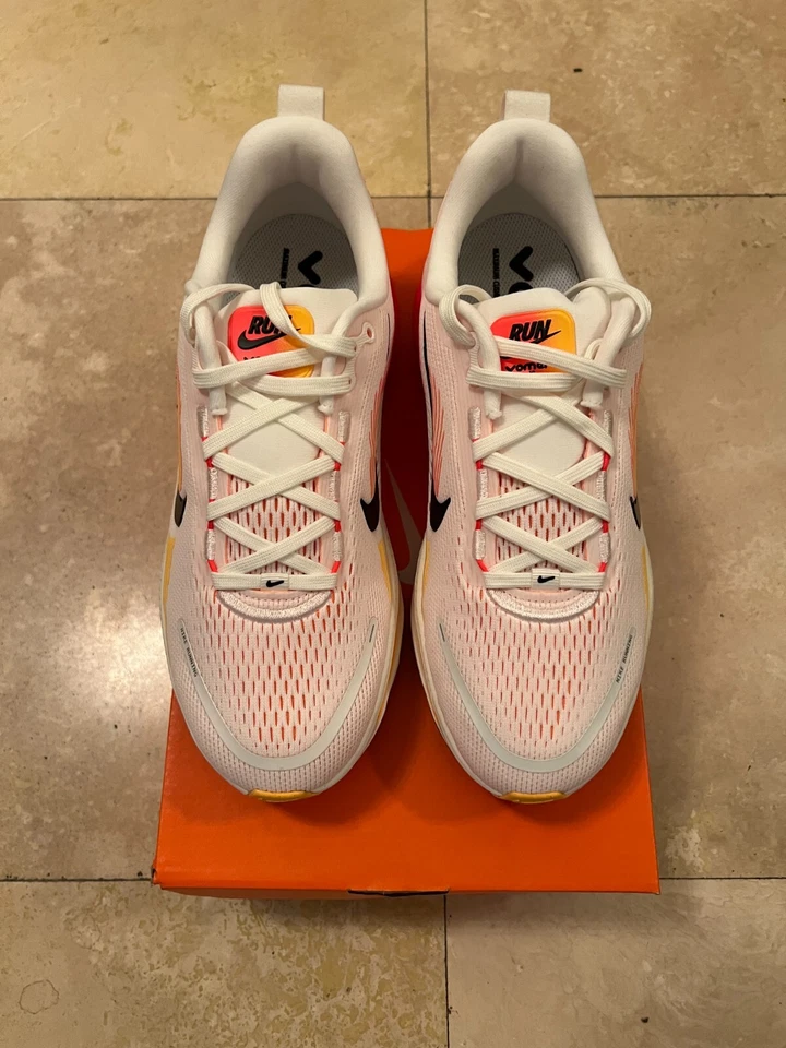 Nike Vomero 18 Sail Naranja Carmesí Niños Talla 7Y Jóvenes Zapatos para Correr HQ2157-102 Foto 3 de 4