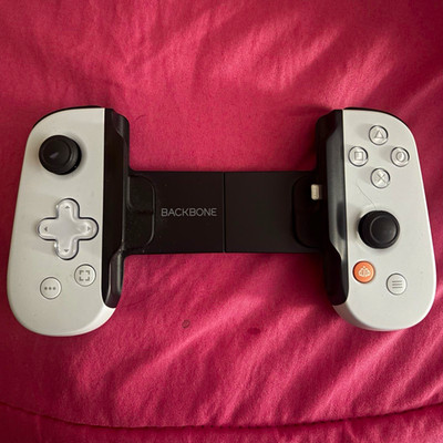 Backbone One Mobile Controller for iPhone iOS Lightning Ergonomic White