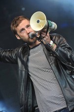 Aaron Fletcher of The Bees performing live on stage with at Vintag - Old Photo 1