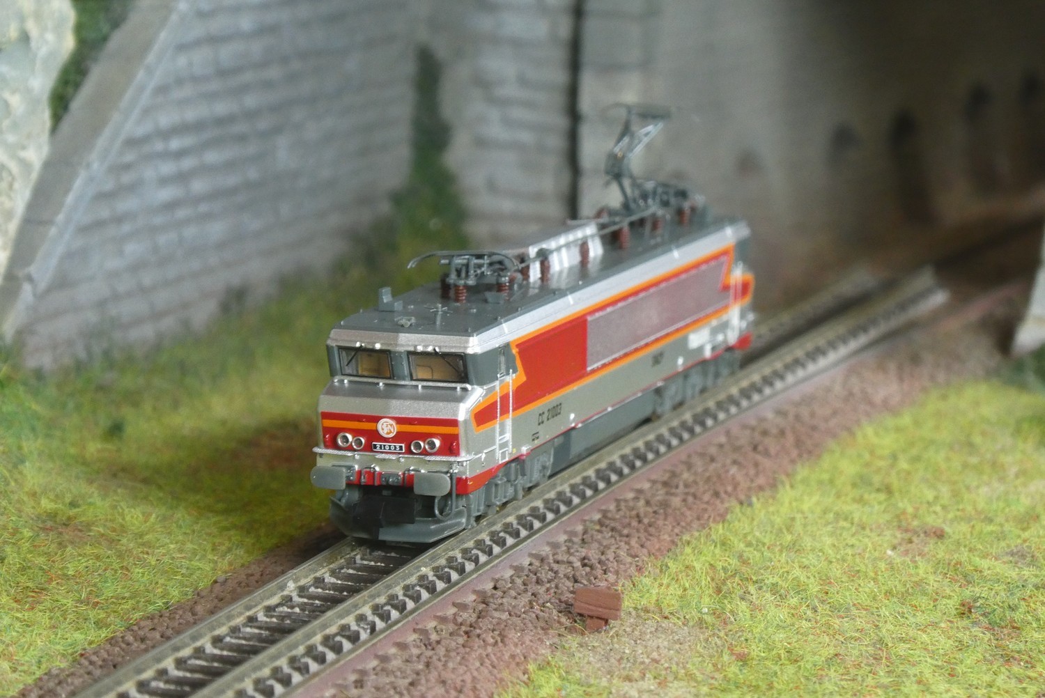 Motrice électrique Arnold HN2649S CC 21003 modèle réduit ferroviaire N sonorisé argent