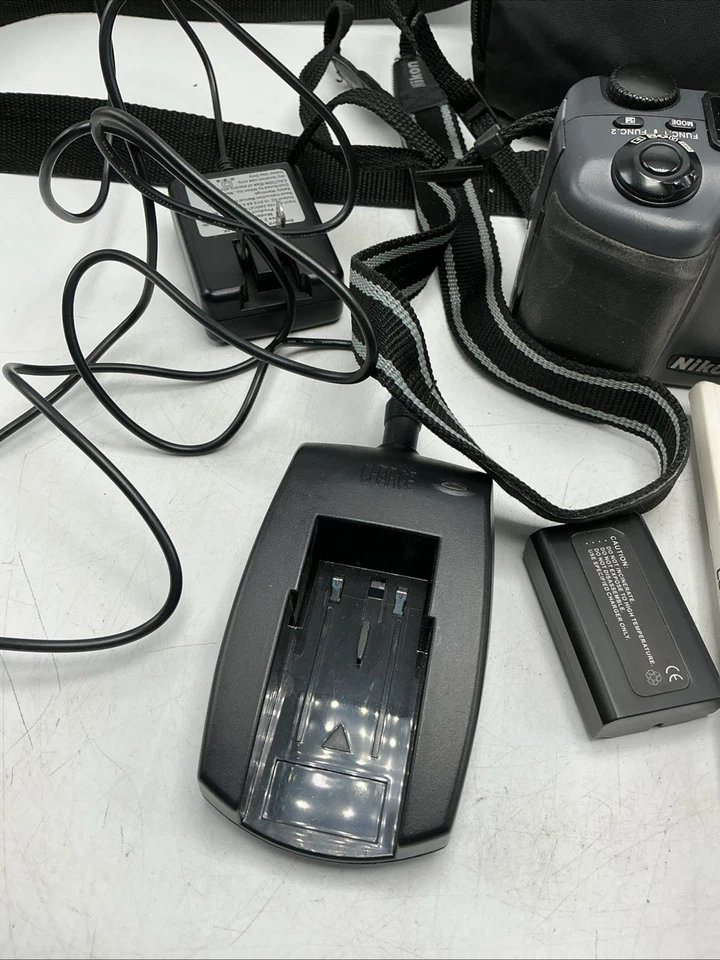 尼康 Coolpix 995 330 万像素 4 倍变焦数码相机套装带充电器包和手册 — 第 3/4 张图片