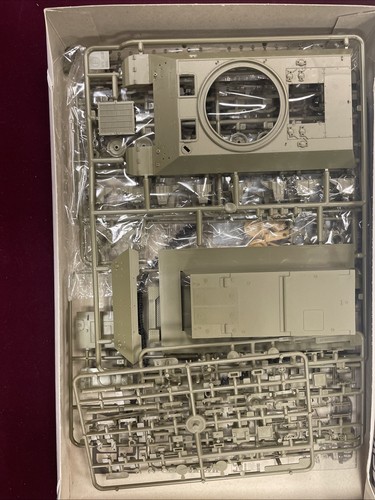 M35 Prime Mover WWII US Army - 1/35 Scale AFV Club Unassembled Kit#35S08 - Picture 3 of 12