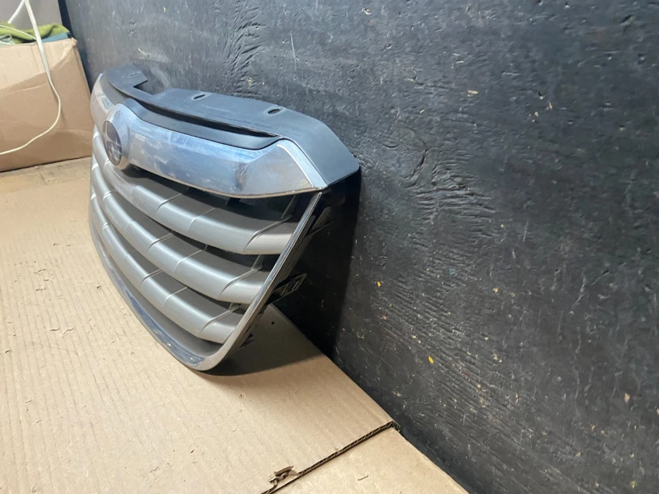 Решетка передняя верхняя для Subaru Tribeca 2008–2014 годов от оригинального производителя U7919 DG - Изображение 2 из 4