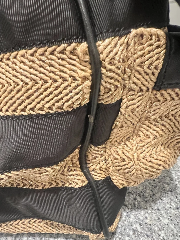 Bolso Juicy Couture Daydreamer Cinta Negra Dorado Bronceado Brillo Tejido Paja Rayas Foto 4 de 4