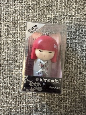 Kimmidoll Collection - Kimmidoll Schlüsselanhänger - Yasuna 'Peaceful'. Karton offen