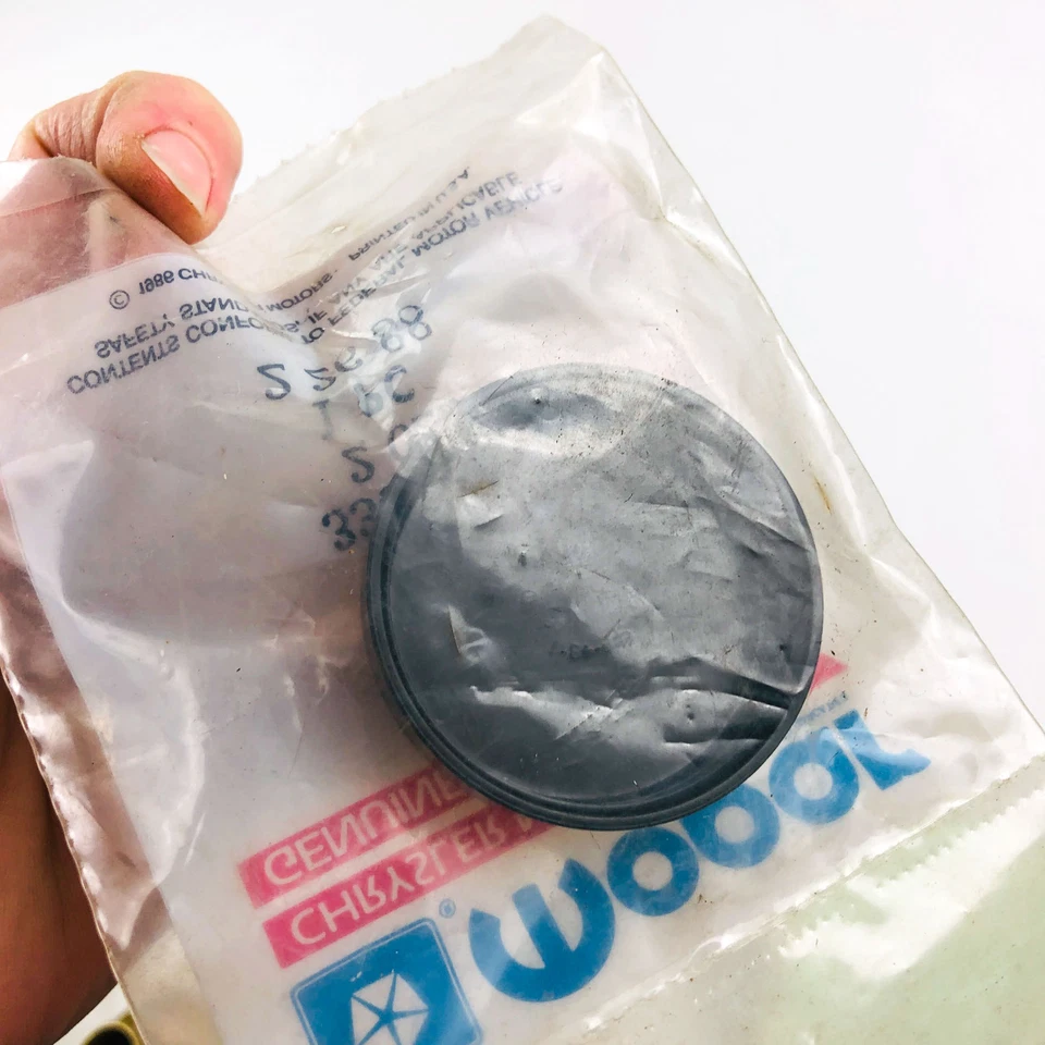 Mopar 33000438 Cap Coolant Bottle OEM NOS 1988-90 8cy Jeep Gnd Wagoneer J10 J20 - Image 2 of 4