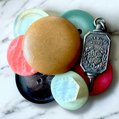 Bakelite Button Brooch 4H Award Medal Mixed Vintage 1940s Oversized