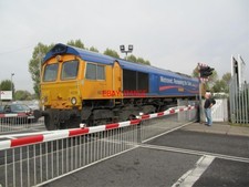 PHOTO  (4) CLASS 66 66719 AT FELIXSTOWE BEACH STATION 25/10/11