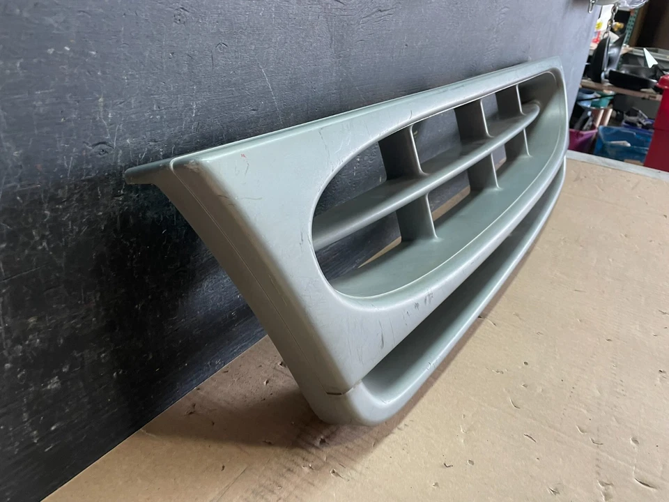 Parrilla delantera Ford Econoline 1997 a 2002 L9158 PS Foto 3 de 4