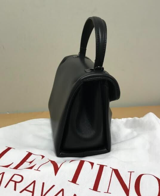ショルダーバッグ・ポシェット Valentino Garavani Nappa Leather One Stud Shoulder Bag Valentino One Stud Unboxing/Review/What's In My Bag - YouTube
