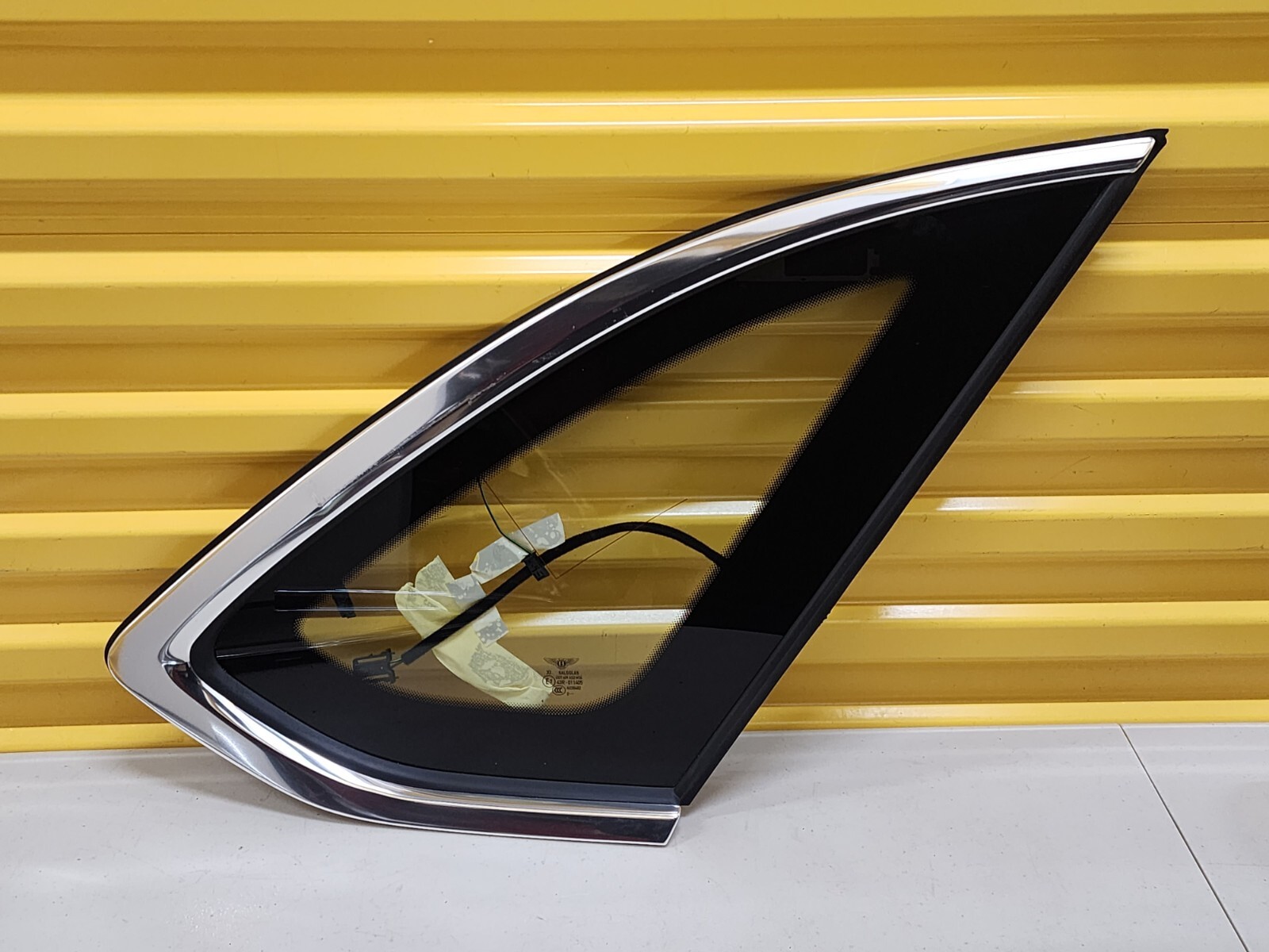 2016-2020 BENTLEY BENTAYGA REAR RIGHT GLASS QUARTER VENT WINDOW SIDE PANEL OEM
