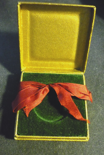 Vintage TEN 10 Dollar Gold Coin Gift Box Christmas Holiday Bank - Picture 4 of 4