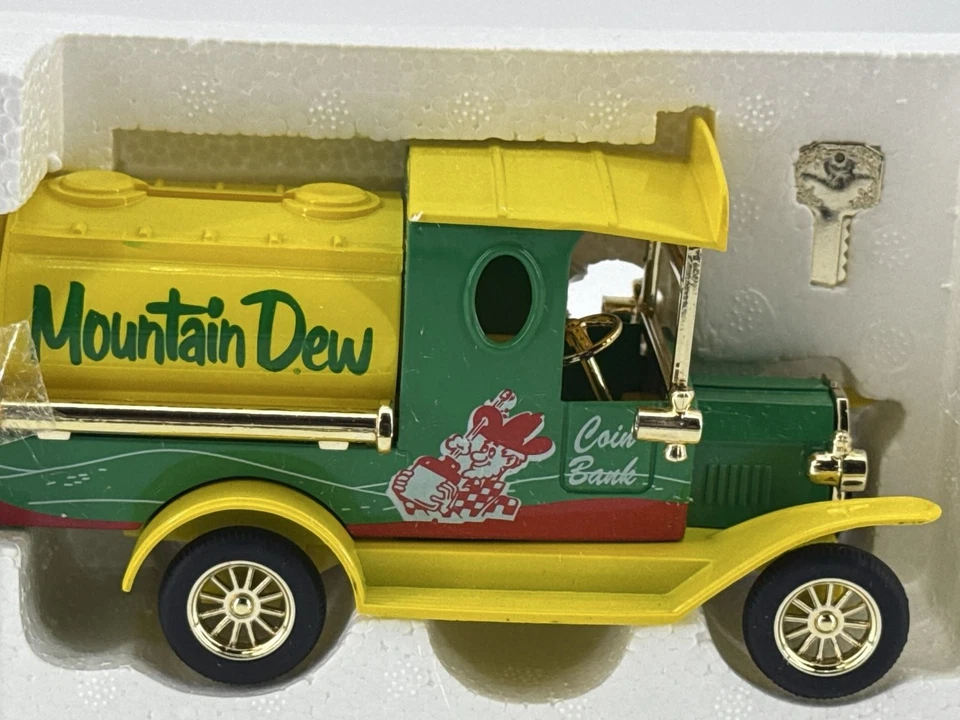 Banco de monedas Golden Wheel Mountain Dew Tanker modelo T con llave Foto 2 de 4