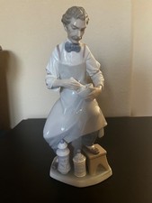 LLADRO #4844 The Pharmacist Glazed Porcelain Figurine 12.5  MISSING INDEX FINGER