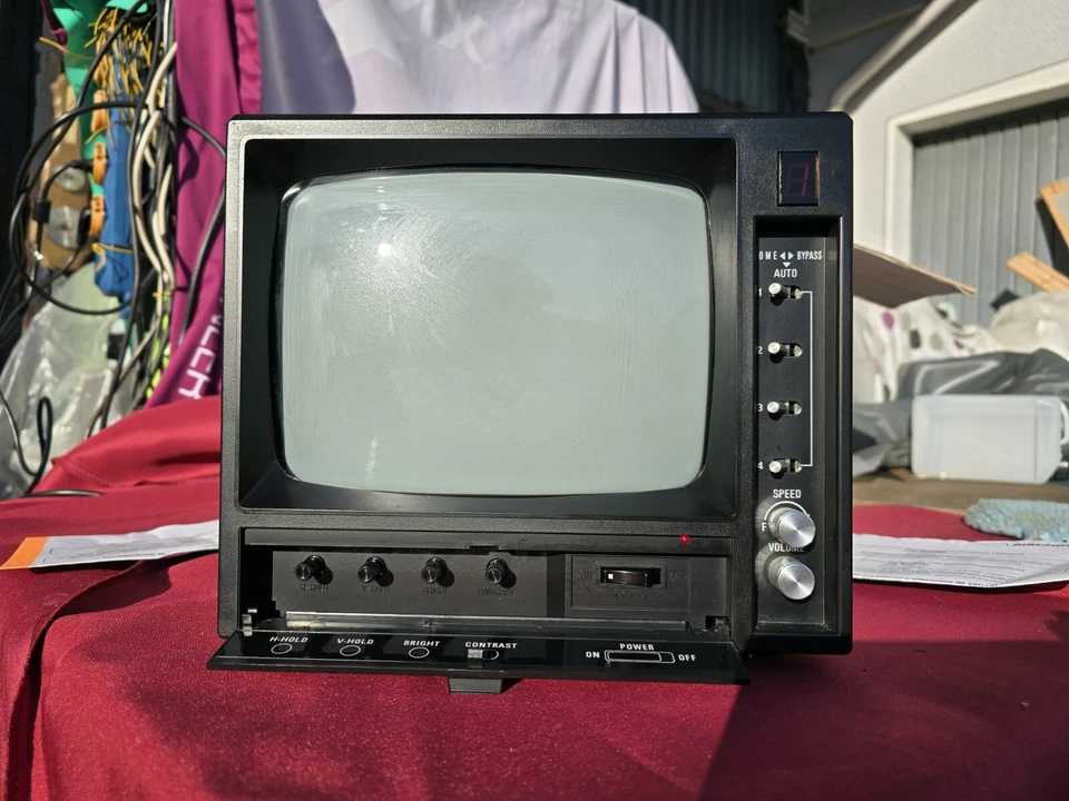 Bischke Monitor AVM-9U/4-DB, VOLTAGE: 230VAC-50Hz, 60W+Bedienungsanleitung - Bild 4 von 4