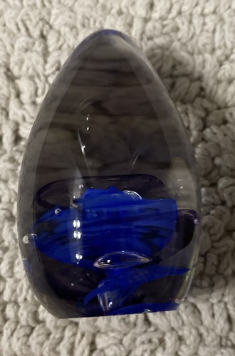 Mundgeblasener Kunstglas Briefbeschwerer in Eiform, klar mit blauen Wirbeln makellos - Bild 2 von 9