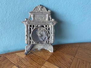Mini oeuvre d'art pour maison de poupée qui s'ouvre