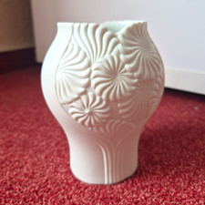 Kaiser Porzellan Vase weiß Reliefdekor West ...