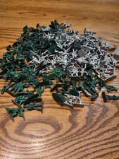 Lot Of 181 Green/Silver Plastic Toy Soldiers Army Men 1.25" 25 diff, posses