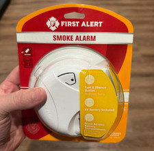 NEW FIRST ALERT Battery Powered Smoke Alarm Detector w/ Battery