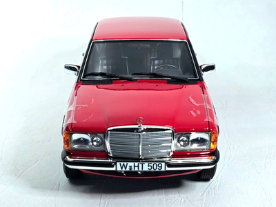 Mercedes 190 E 1982 – Échelle 1/18 – Norev – Neuve – Couleur Vert Métal