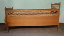 Lit enfant ancien en bois et rotin pieds compas vintage années 1960