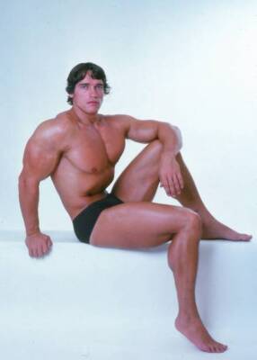 Arnold Schwarzenegger posing at the top of his form in October 1976 Old Photo 17