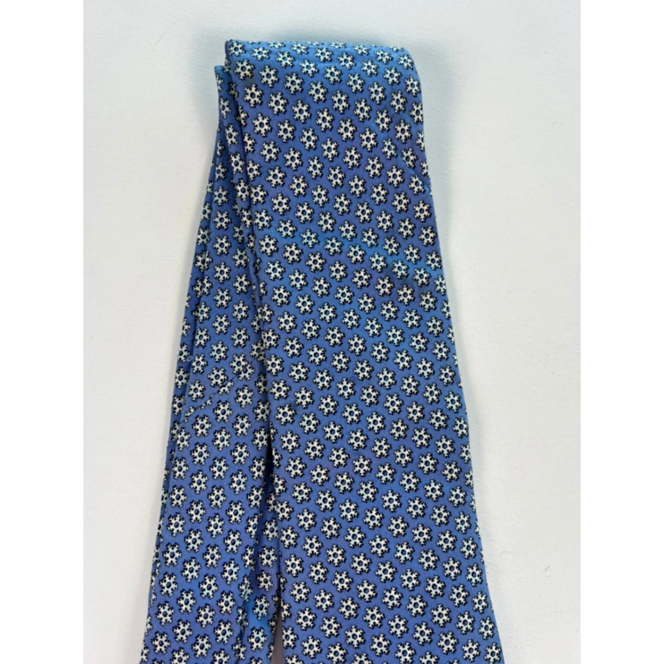 Corbata clásica de seda con estampado de invierno de copo de nieve Vineyard Vines para hombre Foto 4 de 4
