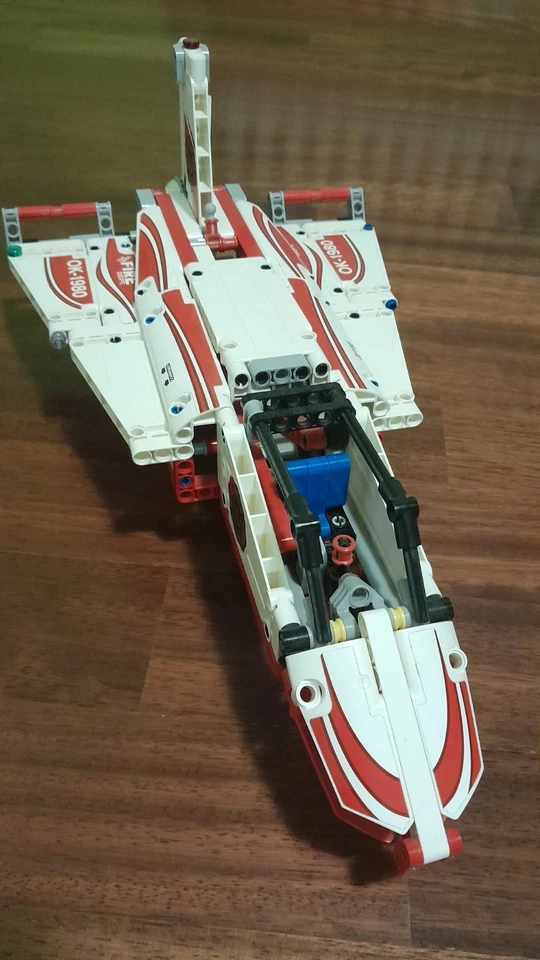 LEGO Technic 42040 Fire Plane, foto 2 di 4