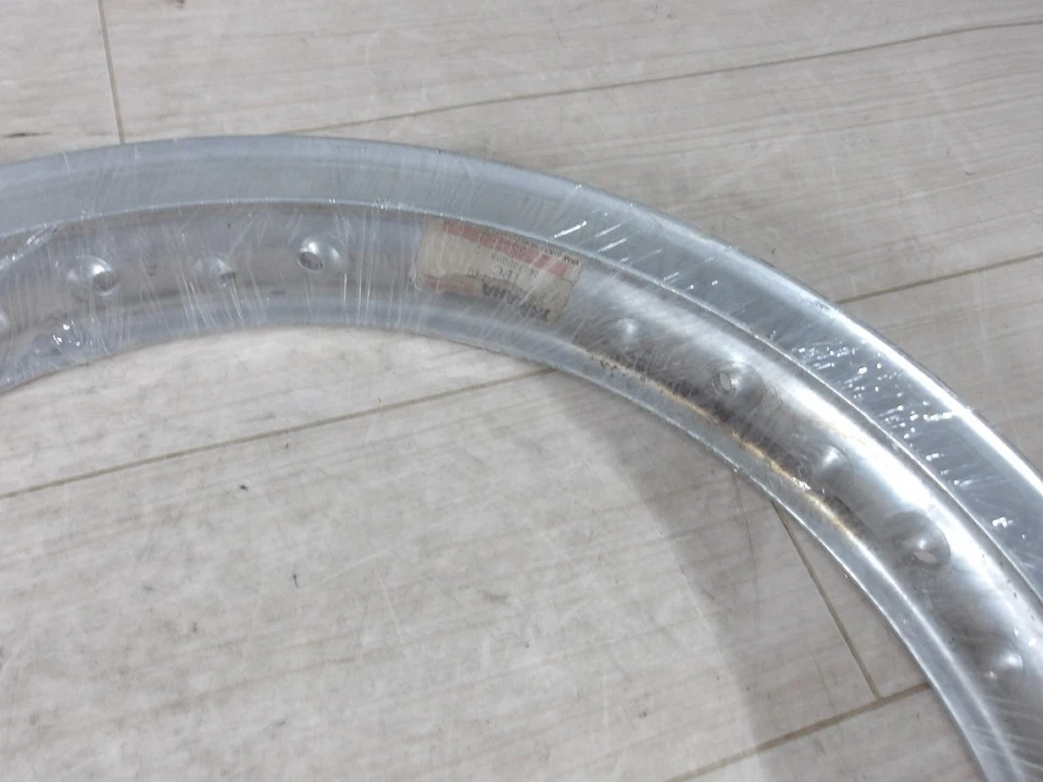 Llanta genuina Yamaha Tx650/Xs650 J18 2,15 H fabricada por Takasago Foto 2 de 4