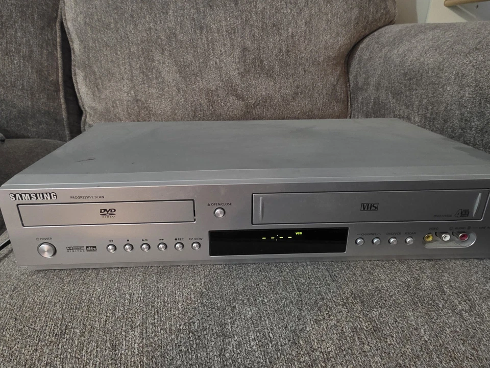 Samsung DVD-V5500 DVD VCR Combo Reproductor Escaneo Progresivo Grabadora VHS Probado Trabajo Foto 2 de 4