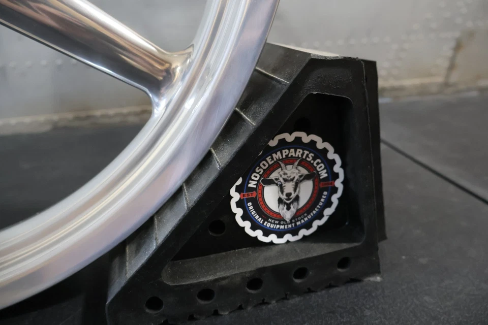 41877-08A NUEVO OEM 2008-2012 HARLEY-DAVIDSON FXCW/C SOFTAIL ROCKER RUEDA DELANTERA Foto 3 de 4