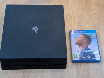 Sony PlayStation 4 Pro Heimkonsole Schwarz, PS4-Plattform, inkl. FIFA 22 Spiel